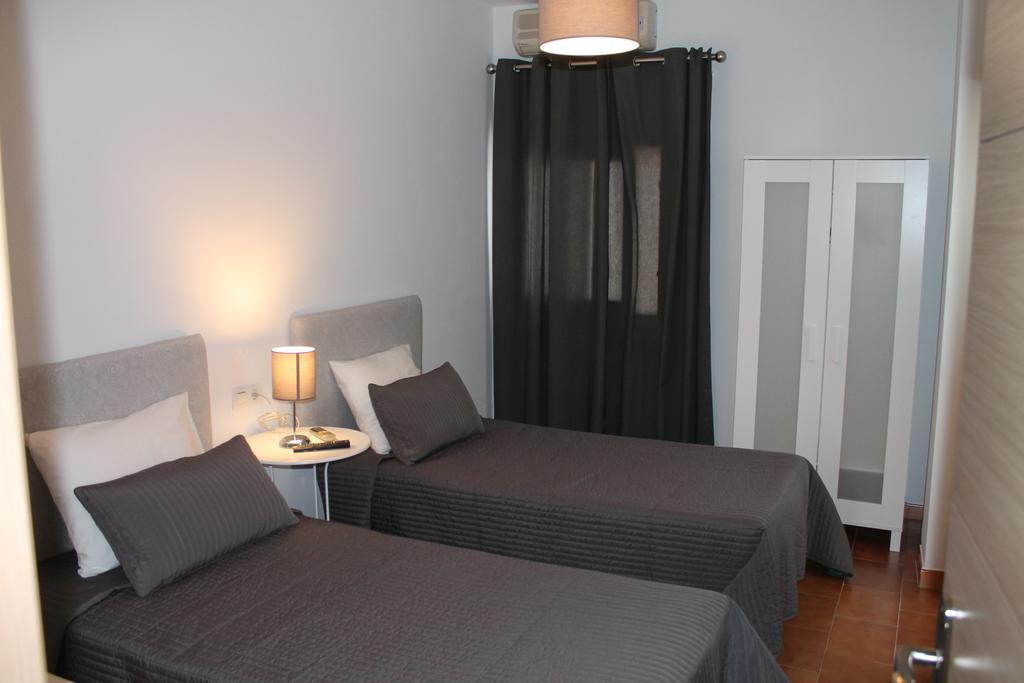 Hostal Montilla Sotogrande Torreguadiaro Exterior photo